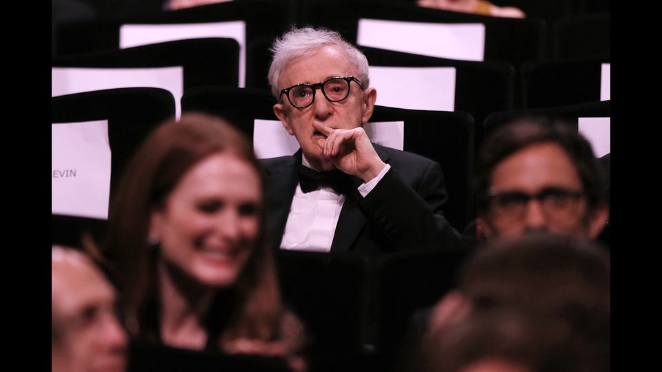 Woody Allen alla cerimonia di apertura della 69ma edizione del Festival di Cannes, dove l'11 maggio ha presentato 'Caf&eacute; Society' (foto Afp)&nbsp;
