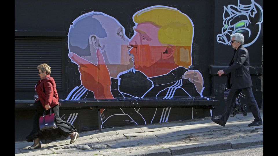 Un murales su una strada di Vilnius, capitale della Lituania, si fa beffe dell'amicizia tra Donald Trumpo e Vladimor Putin. I lituani, come gli abitanti delle altre repubbliche baltiche, temono che la presidenza Trump rappresenti un disimpegno della Nato nell'area che un tempo faceva parte del blocco sovietico (foto Afp)&nbsp;