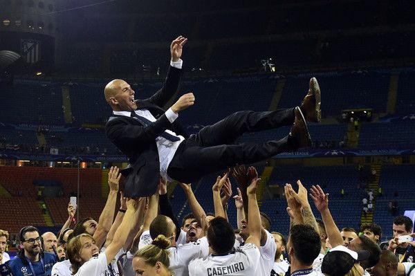 Zinedine Zidane, allenatore del Real Madrid, viene portato in trionfo dai suoi giocatori dopo che la squadra spagnola ha vinto la Champions League contro l'Atletico Madrid a San Siro (foto Afp)&nbsp;