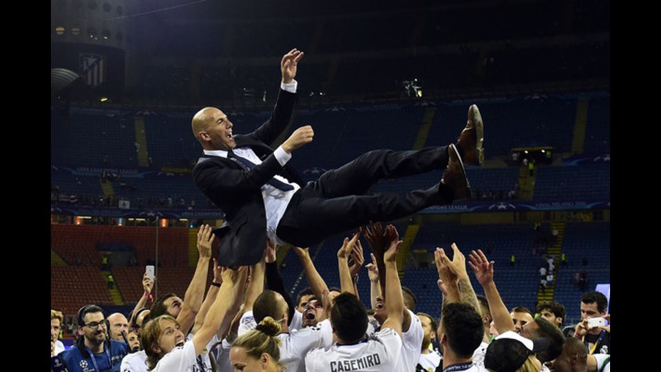 Zinedine Zidane, allenatore del Real Madrid, viene portato in trionfo dai suoi giocatori dopo che la squadra spagnola ha vinto la Champions League contro l'Atletico Madrid a San Siro (foto Afp)&nbsp;