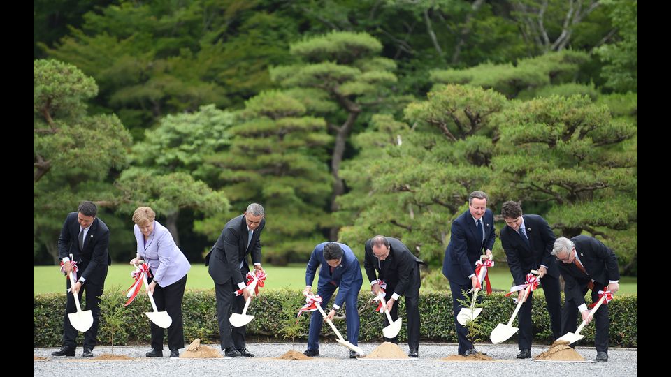 Matteo Renzi, Angela Merkel, Barack Obama, Shinzo Abe, Francois Hollande, David Cameron, Justin Trudeau e Jean-Claude Juncker partecipano alla cerimonia di apertura del G7 in Giappone, nella citt&agrave; di Ise, il 26 maggio (foto Afp)&nbsp;