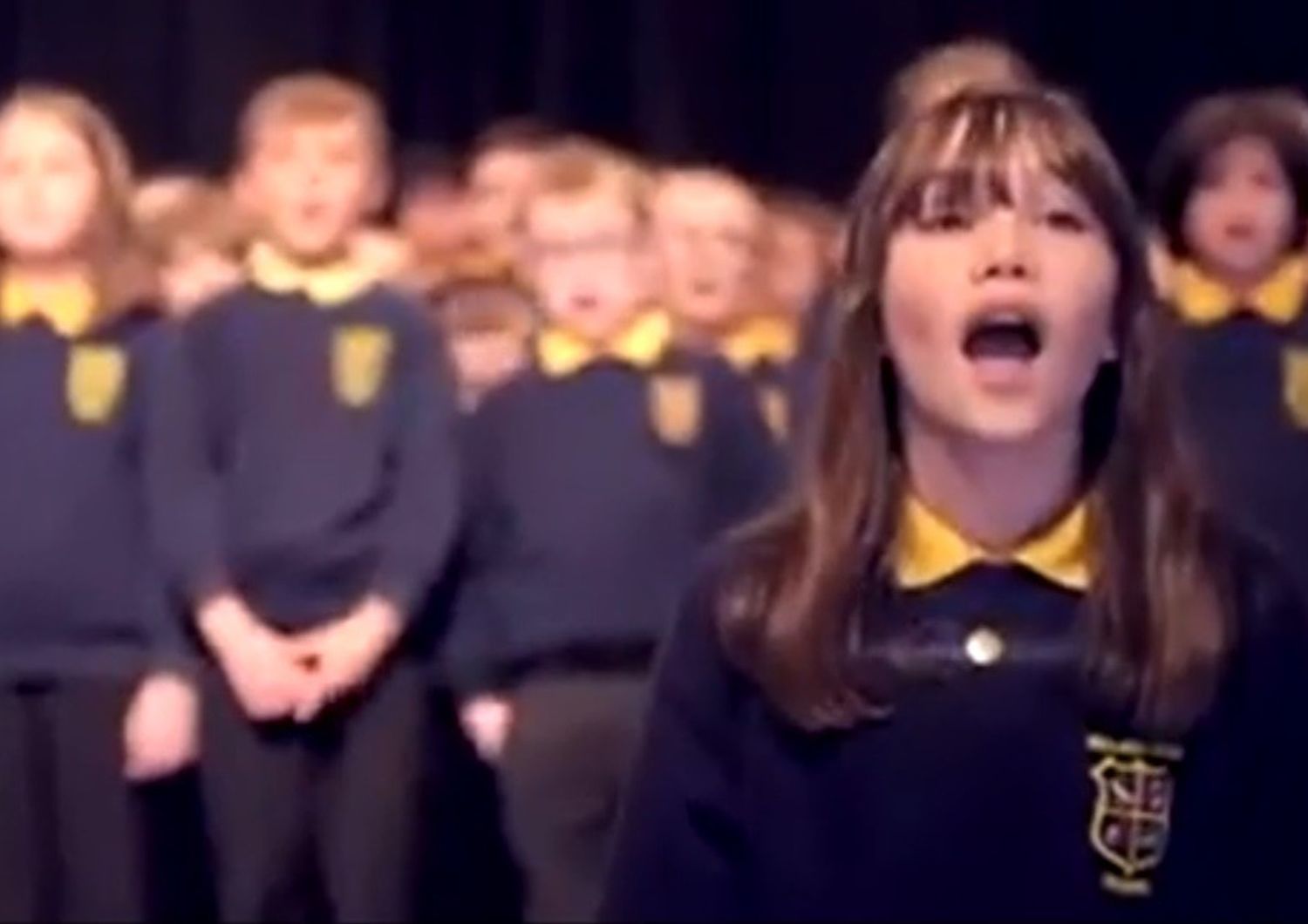 Bambina autistica canta Hallelujah e lo spettacolo di Natale diventa magia