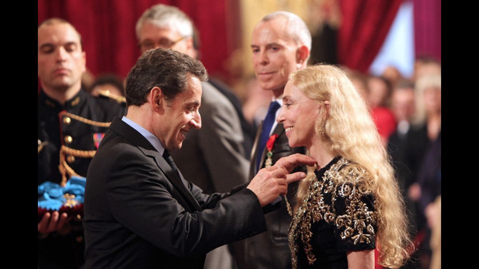 Il presidente francese Nicolas Sarkozy premia Franca Sozzani Direttore di Vogue Italia, Cavaliere della Legion d'honneur (massimo riconoscimento francese) nel corso di una cerimonia al palazzo presidenziale dell'Eliseo il 14 marzo del 2012 (foto Afp)&nbsp;