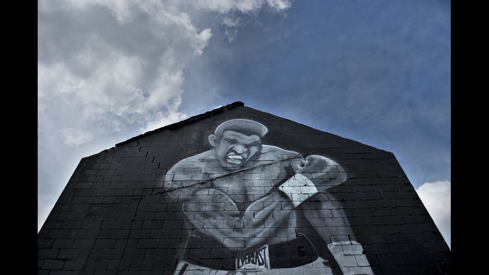 Un murale con l'immagine della leggenda della boxe Muhammad Ali a Loisville, in Kentucky. Ali &egrave; morto il 3 giugno all'et&agrave; di 74 anni (foto Afp)