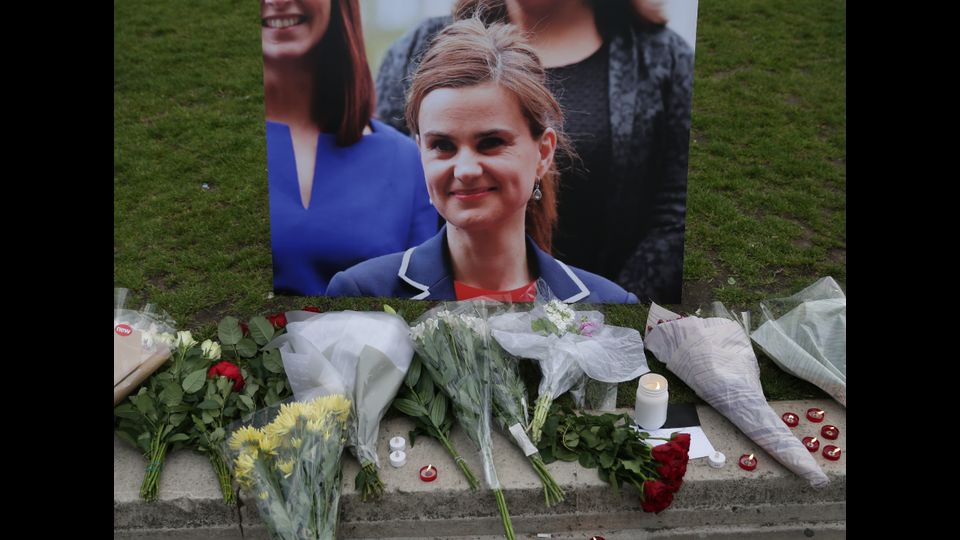 Veglia di preghiera per la parlamentare laburista Jo Cox, uccisa da un neonazista il 16 giugno. Cox si era battuta per il no alla Brexit. (foto Afp)