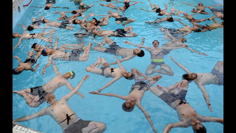 Yoga in piscina a Jodhpur per la Giornata internazionale dello Yoga il 21 giugno &nbsp;(foto Afp)