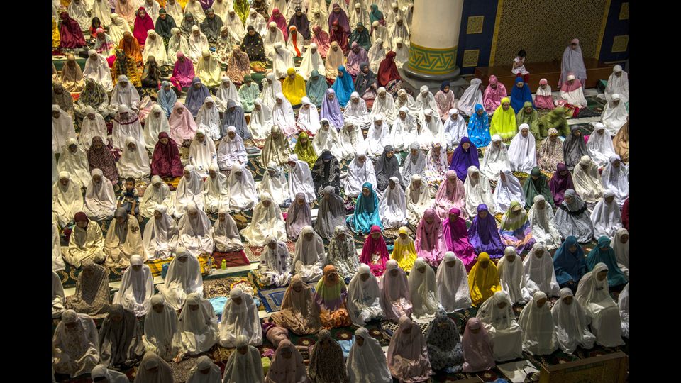 Indonesia, preghiera per l'inizio del mese sacro del Ramadan nella moschera di Surabaya. La foto &egrave; stata scattata il 5 giugno. (foto Afp)