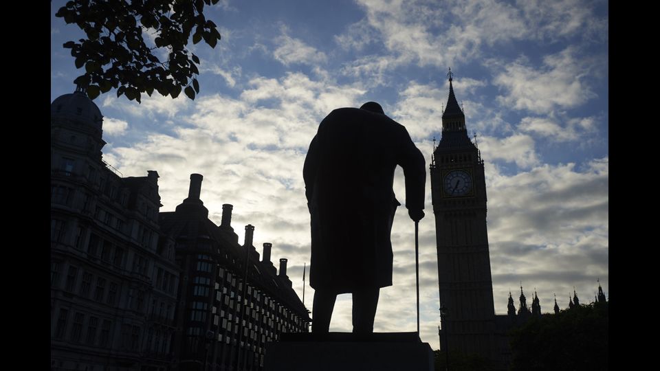 E' il giorno della Brexit. Un'immagine della piazza del parlamento di Londra, con la statua di Winston Churchill e il Big Ben (foto Afp)