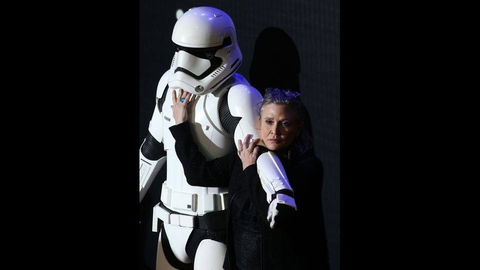 Carrie Fischer alla prima del VII episodio di 'Star Wars: Il risveglio della Forza', 16 dicembre 2015 (foto Afp)&nbsp;