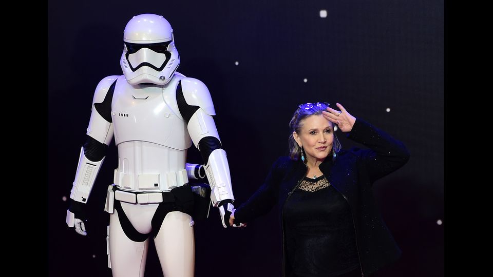 Carrie Fischer alla prima del VII episodio di 'Star Wars: Il risveglio della Forza', 16 dicembre 2015 (foto Afp)&nbsp;