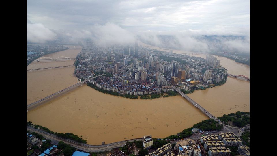 Esonda il fiume Liujiang a Liuzhou, nella regione autonoma di Guangxi Zhuang, nel sud della Cina. Le inondazioni del 5 luglio hanno provocato 112 morti (foto Afp)&nbsp;