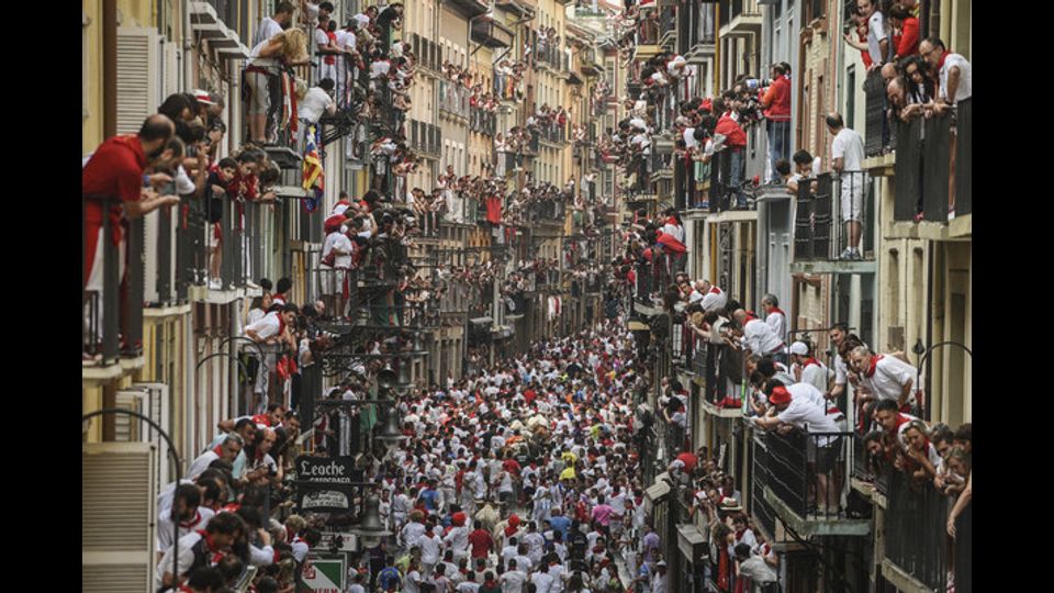 Tradizionale corsa dei tori di San Firmino, a Pamplona. La foto e' stata scattata il 10 luglio. Ogni giorno sei tori sono lasciati liberi per le strade e davanti a loro corrono i partecipanti rischiando di essere incornati (foto Afp)&nbsp;