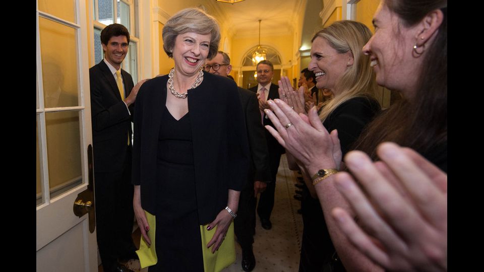 Theresa May nuovo premier britannico. Assieme al marito arriva al numero 10 di Downing Street, il 13 luglio dopo essere stata ricevuta dalla regina Elisabetta II (foto Afp)&nbsp;