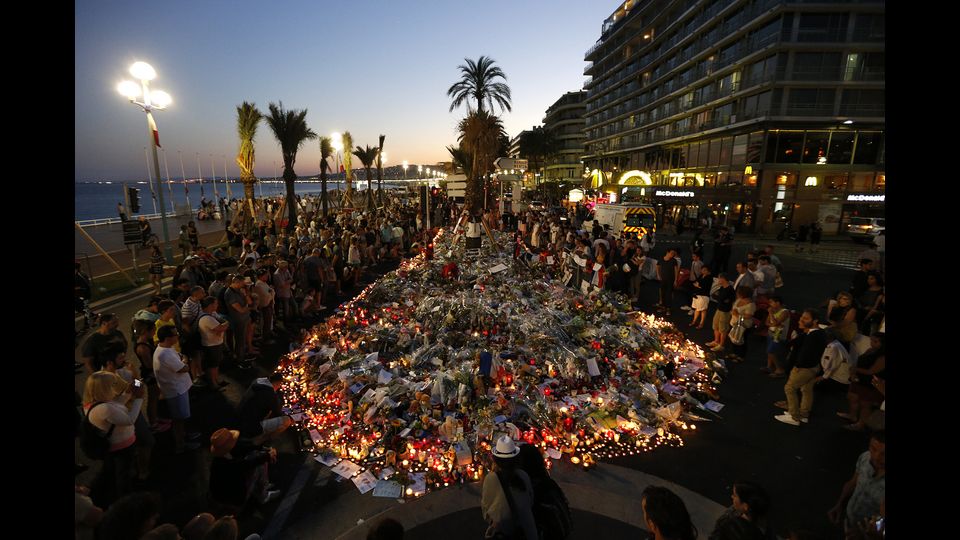 Attentato terroristico a Nizza. Il 14 luglio un tir investe la folla riunita sul lungomare per il giorno della presa della Bastiglia (foto Afp)&nbsp;