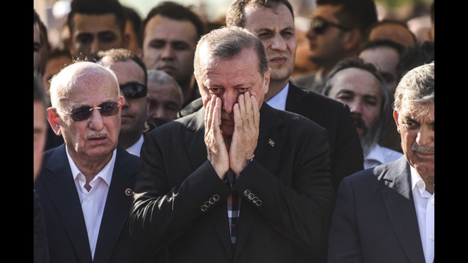La commozione del presidente turco, Recep Tayyip Erdogan, ai funerali delle vittime del tentato colpo di stato del 17 luglio (foto Afp)&nbsp;