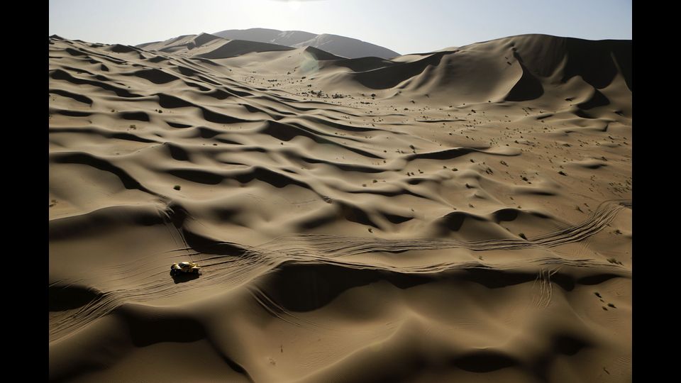Gara di rally nel deserto di Gobi, in Mongolia a cui partecipano in 130 per 10.734 chilometri, attraverso tre Paesi e due continenti, da Mosca a Pechino (foto Afp)&nbsp;