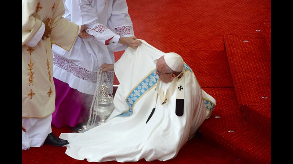 Papa Francesco cade sulle scale del monastero di Czestochowa, in Polonia, il 28 luglio (foto Afp)&nbsp;