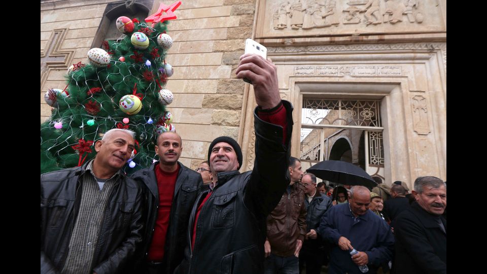 A Mosul, liberata dal Califfato, si pu&ograve; di nuovo celebrare il Natale. L'Isis aveva bruciato e distrutto le croci della chiesa Mar Shimoni, a Bartalla, ma i volontari l'hanno rimessa in sesto per le funzioni natalizie (Afp)&nbsp;