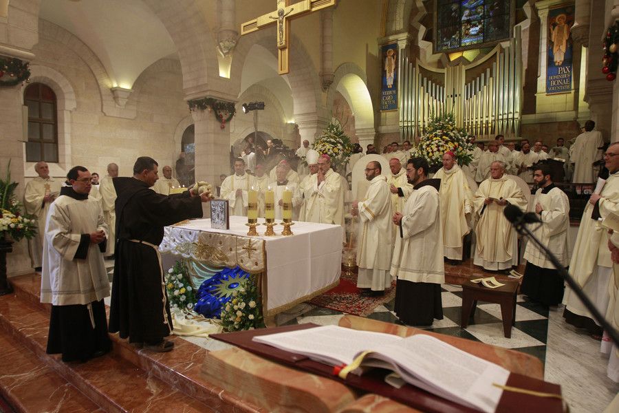 L'Arcivescovo di Gerusalemme, Pierbattista Pizzaballa, durante la messa di Natale nella Chiesa di Santa Caterina presso la Chiesa della Nativit&agrave; a  Betlemme, alla funzione religiosa ha partecipato anche il presidente palestinese Mahmoud Abbas (foto Afp)&nbsp;