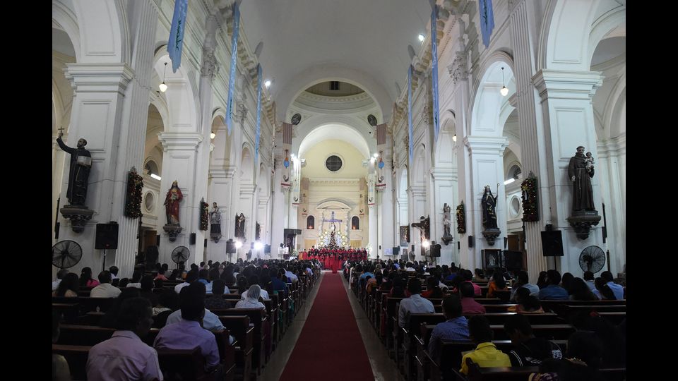 Canti di Natale durante la messa a Colombo nello Sry Lanka (foto Afp)&nbsp;