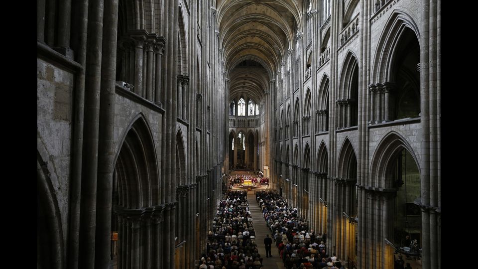Il 2 agosto una folla di fedeli riempie la cattedrale di Rouen per i funerali di Padre Jacques Hames, ucciso a 85 anni da due jihadisti il 26 luglio nella sua parrocchia di Saint-Etienne-du-Rouvray (Foto Afp)