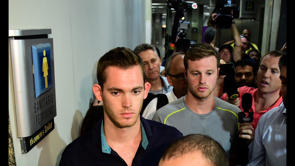 I nuotatori statunitensi Gunnar Bentz e Jack Conger escono dalla stazione di polizia in cui sono stati portati dopo l'arresto a bordo dell'areo su cui stavano lasciando il Brasile al termine delle Olimpiadi. Sono accusati di aver mentito sulle circostanze di un'aggressione che affermano di aver subito (Foto Afp)