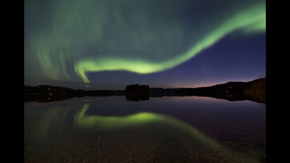 L'aurora boreale illumina il villaggio svedese di Erikslund (Foto Afp)&nbsp;