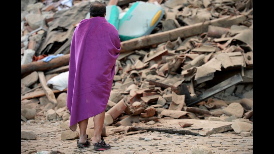 Il 24 agosto un devastante terremoto colpisce il Centro Italia e distrugge la citt&agrave; di Amatrice e decine di frazioni vicine (Foto Afp)&nbsp;