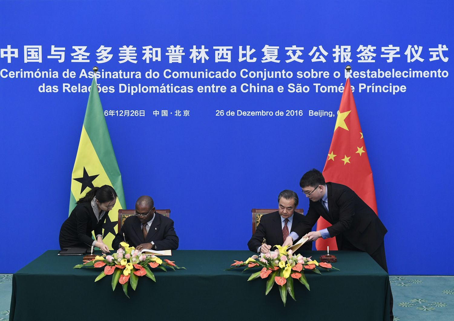 Intesa per relazioni diplomatiche tra Cina e&nbsp;Sao Tome'. Firma ministri Esteri&nbsp;cinese Wang Yi e saotomense Urbino Botelho (Afp)