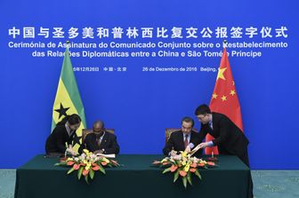 Intesa per relazioni diplomatiche tra Cina e&nbsp;Sao Tome'. Firma ministri Esteri&nbsp;cinese Wang Yi e saotomense Urbino Botelho (Afp)