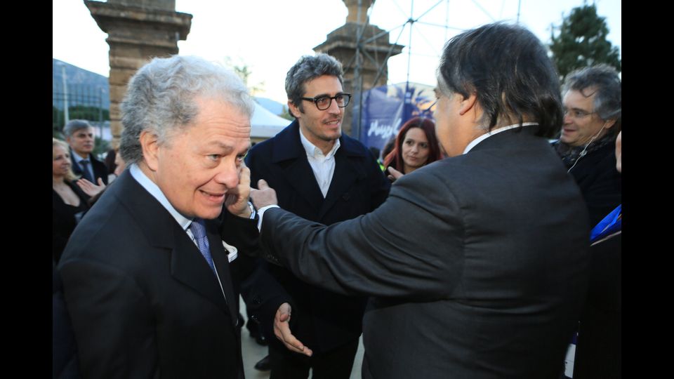 Il regista e attore Pif con il sindaco di Palermo, Leoluca e Orlando e il figlio adottivo di Renato Gattuso, Fabio Carapazza Guttuso (foto museo Guttuso)