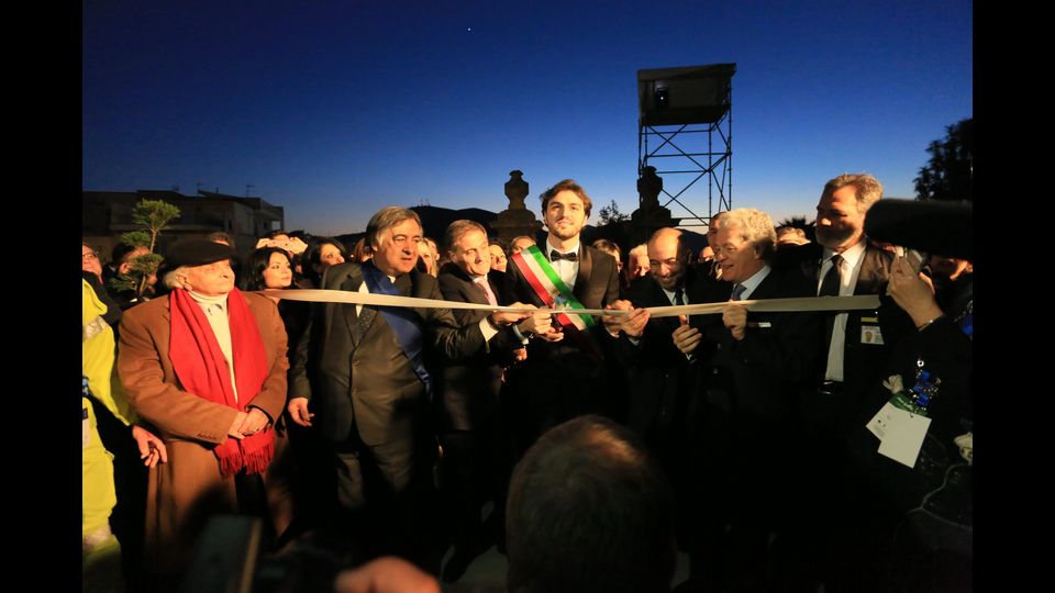 Da sinistra il pittore Pippo Mad&egrave;, il sindaco di Palermo Leoluca Orlando, il presidente dell'Ars, Giovanni Ardizzone; il sindaco di Bagheria, Patrizio Cinque; il regista Giuseppe Tornatore e il figlio adottivo di Renato Guttuso, Fabio Carapezza Guttuso (foto Museo Guttuso)