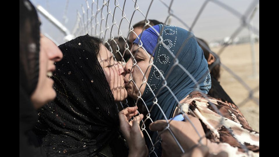 Siriani fuggiti da Mosul nel campo profughi di Khazir vicino Arbil (foto Afp)