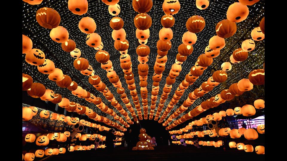 Decorazioni per la festa di Halloween in un centro commerciale di Shenyang nel nord della Cina (foto Afp)