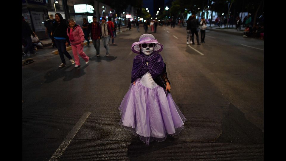 Una ragazza in costume &egrave; pronta per la tradizionale parata del giorno dei morti a Citt&agrave; del Messico (foto Afp)