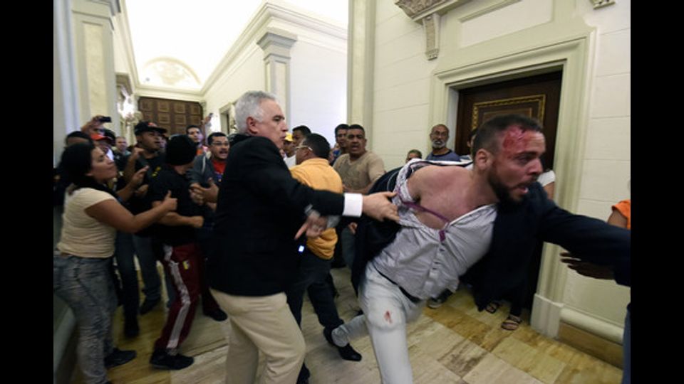 Durante la sessione parlamentare un centinaio di sostenitori di Nicolas Maduro e del governo sono entrati in aula e hanno temporaneamente interrotto la seduta dei deputati (foto Afp)