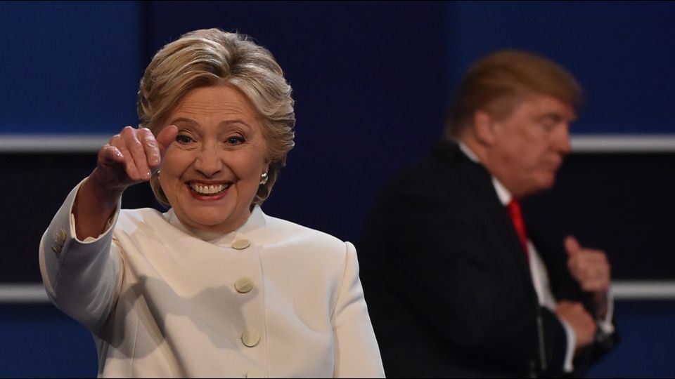 La candidata democratica alla presidenza degli Stati Uniti, Hillary Clinton, scende dal palco dopo il terzo e ultimo confronto televisivo all'universit&agrave; di Las Vegas con il candidato repubblicano Donald Trump (foto Afp)