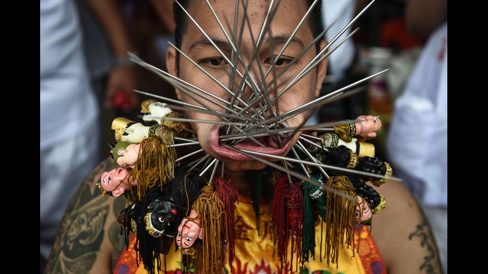 Rito sacro durante il festival vegetariano di Pucket in Thailandia (foto Afp)