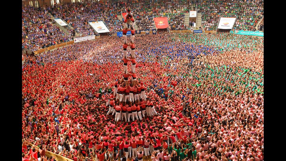 Un momento della gara, che ogni anno si tiene a Terragona in Catalogna, per la costruzione del Castell pi&ugrave; alto, una sorta di torre umana (foto Afp)