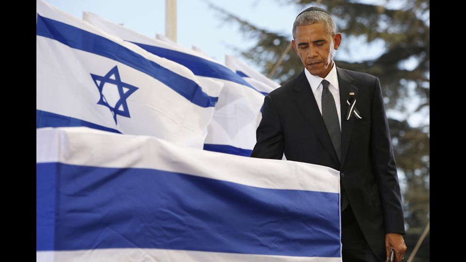 Barack Obama ai funerali dell'ex presidente israeliano Shimon Peres. La cerimonia per l'ultimo saluto si &egrave; svolta il 30 settembre sul monte Herzl a Gerusalemme (foto Afp)&nbsp;