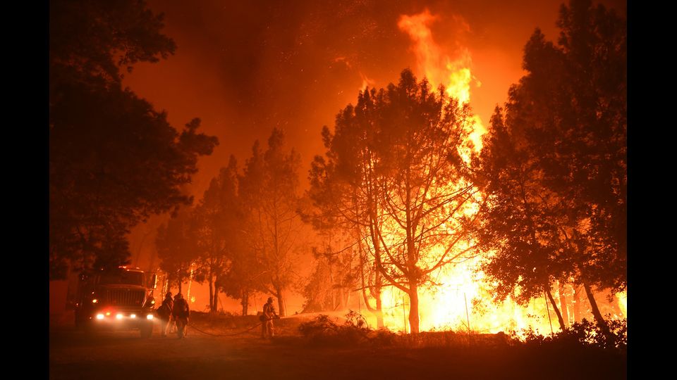 Le fiamme dell'incendio divampato il 27 settembre a Santa Cruz in California. Il fuoco ha distrutto oltre mille acri di vegetazione (foto Afp)&nbsp;