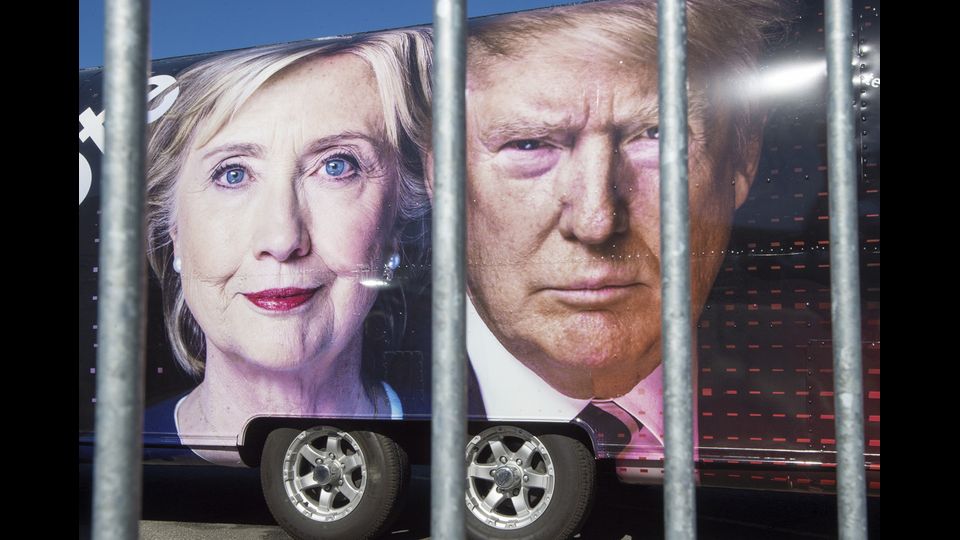 I due candidati alla presidenza Usa, la democratica Hillary Clinton e il repubblicano Donald Trump, si preparano al primo dibattito televisivo all'universit&agrave; di Hofstra, nello stato di New York (foto Afp)&nbsp;