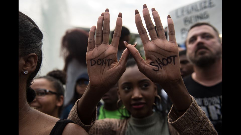 Proteste contro la polizia a Charlotte in North Carolina dopo l'uccisione di un afroamericano a colpi di pistola da parte di un agente (foto Afp)&nbsp;