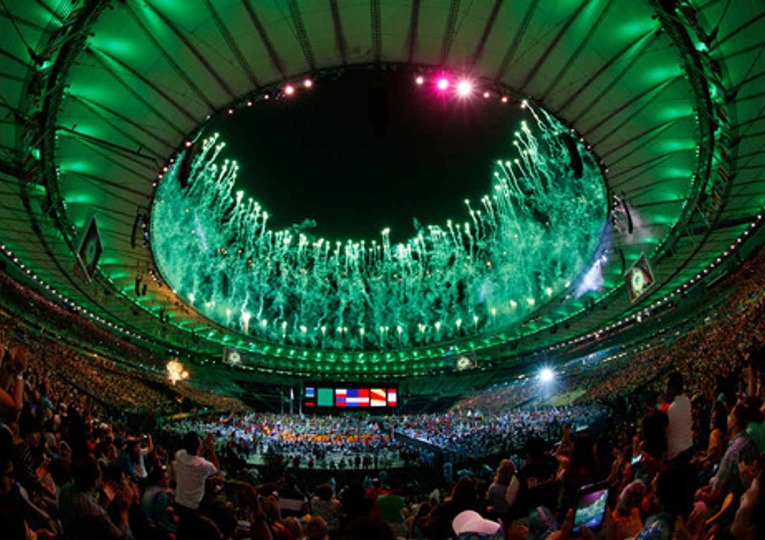 Giochi di luce per la cerimonia di chiusura delle Paralimpiadi di Rio 2016 allo stadio Maracana (foto Afp)&nbsp;