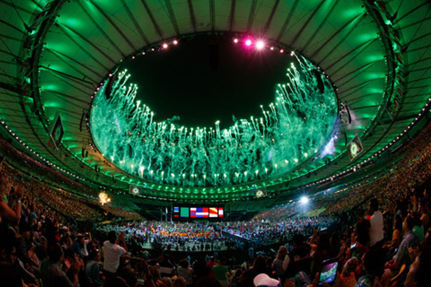 Giochi di luce per la cerimonia di chiusura delle Paralimpiadi di Rio 2016 allo stadio Maracana (foto Afp)&nbsp;