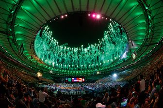 Giochi di luce per la cerimonia di chiusura delle Paralimpiadi di Rio 2016 allo stadio Maracana (foto Afp)&nbsp;