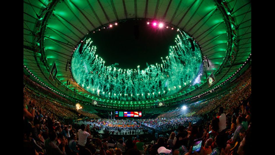 Giochi di luce per la cerimonia di chiusura delle Paralimpiadi di Rio 2016 allo stadio Maracana (foto Afp)&nbsp;