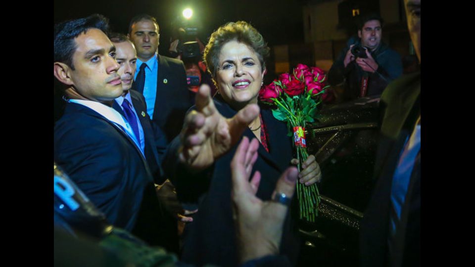 L'ex presidente brasiliana Dilma Rousseff saluta i suoi sostenitori dopo aver lasciato il palazzo presidenziale per dirigersi a Porto Alegre, la sua citt&agrave; d'adozione (foto Afp)&nbsp;