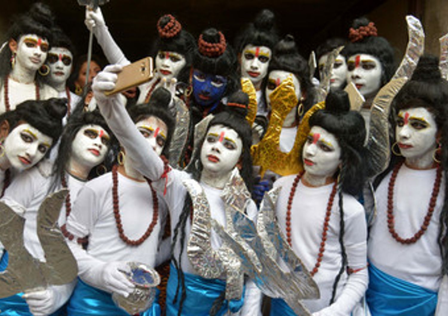 Scolari vestiti da dio ind&ugrave; Shiva posano per un selfie ad Amritsar, India (foto Afp)&nbsp;