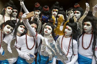 Scolari vestiti da dio ind&ugrave; Shiva posano per un selfie ad Amritsar, India (foto Afp)&nbsp;
